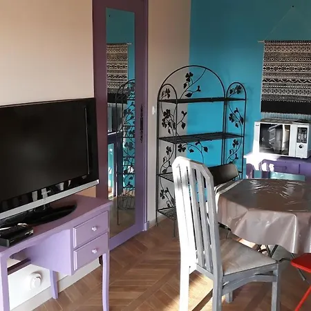 Mitoyen A Notre Maison Avec Espace Vert *