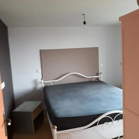 Mitoyen A Notre Maison Avec Espace Vert Apartment